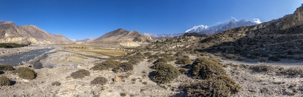 Im Tal des Kali Gandaki hinter Jomosom und mit Blick auf den Tilicho Peak (7134m), Nilgiri North (7061m) und Nilgiri Central (6940m), Nepal, Oktober 2017.