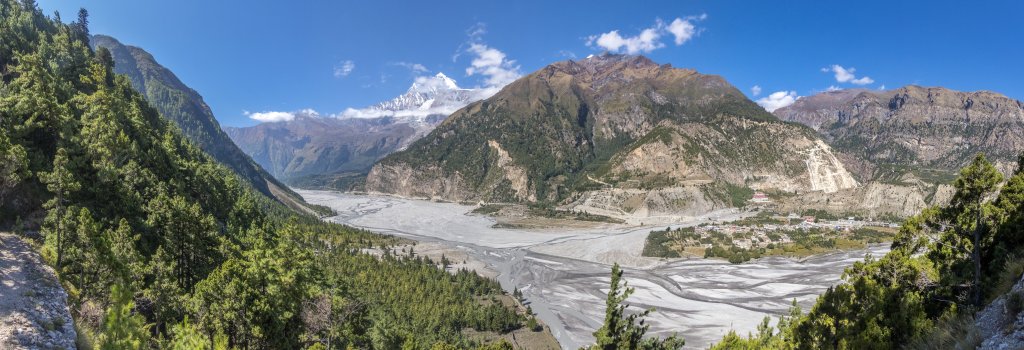 Im Flußtal des Kali Gandaki beim Ort Tukuche zwischen Marpha und Larjung mit Blick auf den Dhaulagiri (8167m), Nepal, Oktober 2017.