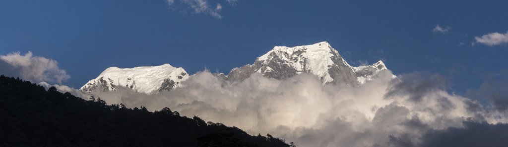 Sonnenuntergang in Kalopani (2539m) mit Blick auf die Bergkette aus Nilgiri North (7061m), Nilgiri Central (6940m) und Nilgiri South (6839m), Nepal, Oktober 2017.