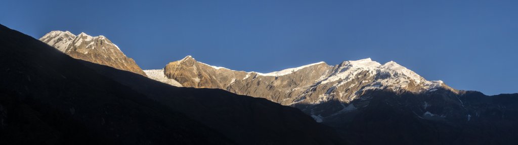 Der Sonnenaufgang in Kalopani beschert uns einen von den warmen Sonnenstrahlen erleuchteten Dhaulagiri (8167m) und Tukuche Peak (6920m), Nepal, Oktober 2017.