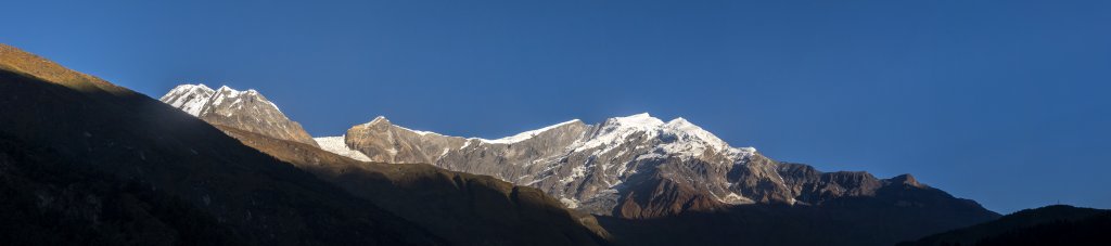 Dhaulagiri (8167m) und Tukuche Peak (6920m) bei fortgeschrittenem Sonnenaufgang über Kalopani, Nepal, Oktober 2017.
