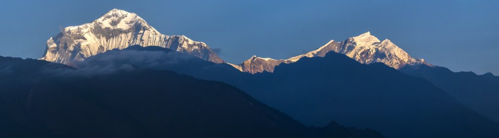 Dhaulagiri (8167m) und den Tukuche Peak (6920m) bei Sonnenaufgang in Shikha (1945m), Nepal, Oktober 2017.