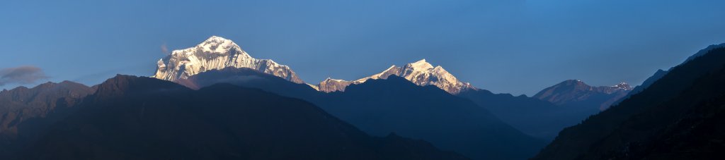 Von der Dachterrasse unserer Lodge in Shikha (1945m) bietet sich bei Sonnenaufgang ein beeindruckendes Panorama mit Blick auf den Dhaulagiri (8167m) und den Tukuche Peak (6920m), Nepal, Oktober 2017.