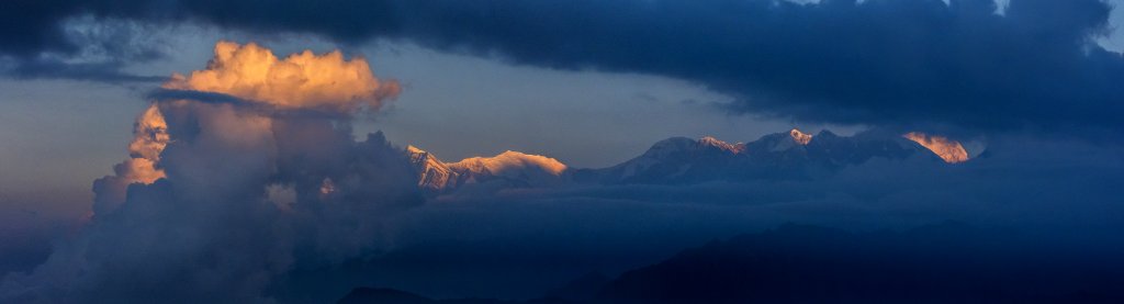 Sonnenaufgang auf dem Poon Hill (3210m) mit Blick auf den Nilgiri North (7061m). Annapurna I (8091m) und Annapurna South (7219m) verstecken sich leider in den Wolken, Nepal, Oktober 2017.