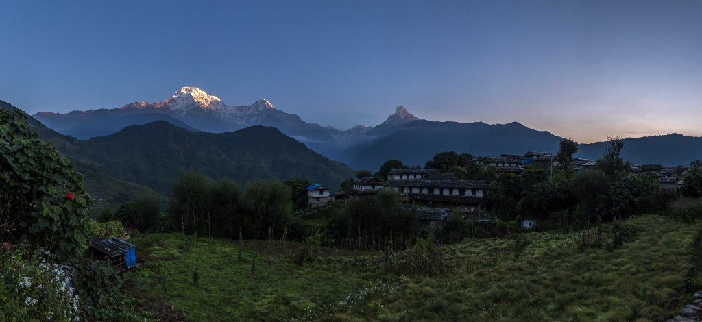 Der frühe Morgen in Ghandruk beschert uns einen unverhofft wolkenfreien Blick auf die von der Morgensonne angestrahlte Annapurna South (7219m), den Hiunchuli (6441m), die entfernteren Gipfel der Gangapurna (7455m) und Annapurna III (7555m), den spitzen Machapuchare (6997m) und davor den dunklen Kamm des Mardi Himal (5553m), Nepal, Oktober 2017.