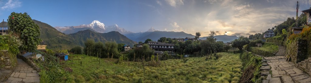 Das Dorf Ghandruk (2023m) vor Annapurna South (7219m), Hiunchuli (6441m) und Machapuchare (6997m), Nepal, Oktober 2017.