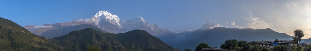 Im Abstieg von Ghandruk nach Nayapul geht ein letzter Blick zurück zur Annapurna South (7219m) und zum Machapuchare (6997m), Nepal, Oktober 2017.