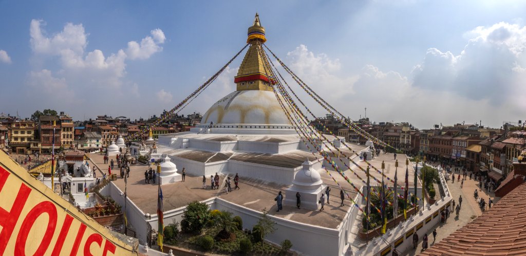 Durch das stark an Bevölkerung gewachsene Kathmandu liegt Boudhanath Stupa heute quasi mitten in der Stadt und ist eng von Häusern umgeben, Nepal, Oktober 2017.