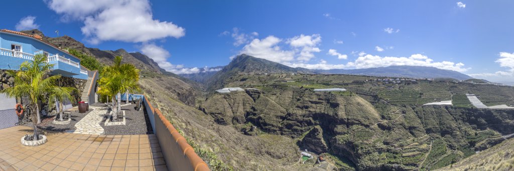 Blick von der Terrasse unserer Ferienwohnung in Amagar oberhalb von Tazacorte mit Aussicht in die Caldera de Taburiente, auf den Pico Bejenado (1857m) und auf den westlichen Hauptort der Insel Los Llanos, La Palma, Kanarische Inseln, Februar/März 2018.