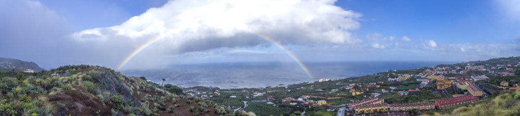 Das stürmische Wetter über La Palma spendierte uns auf der Rückfahrt von Los Canarios entlang der Ostküste einen Regenbogen über dem Ort Brena Baja, La Palma, Kanarische Inseln, Februar/März 2018.