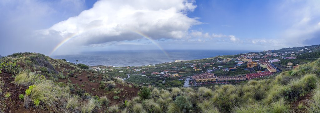 Das stürmische Wetter über La Palma spendierte uns auf der Rückfahrt von Los Canarios entlang der Ostküste einen Regenbogen über dem Ort Brena Baja, La Palma, Kanarische Inseln, Februar/März 2018.