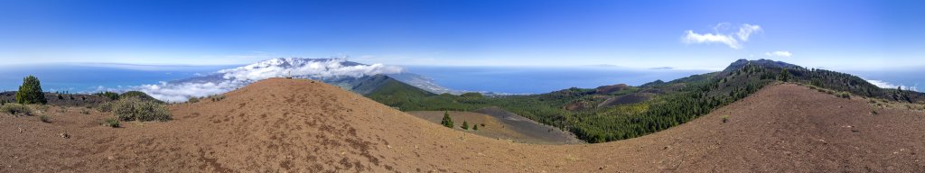 360-Grad-Gipfelpanorama auf dem Pico Birigoyo (1808m) mit Blick auf den Pico Bejenado (1857m) und die Ringberge der Caldera de Taburiente sowie auf Santa Cruz auf der Ostseite der Insel und die Vulkanberge der Cumbre Vieja um den Deseada (1949m). Am Horizont sind Teneriffa, La Gomera und El Hierro gut zu erkennen, La Palma, Kanarische Inseln, Februar/März 2018.