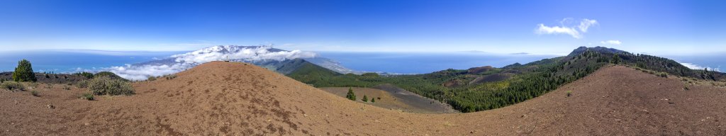 360-Grad-Gipfelpanorama auf dem Pico Birigoyo (1808m) mit Blick auf den Pico Bejenado (1857m) und die Ringberge der Caldera de Taburiente sowie auf Santa Cruz auf der Ostseite der Insel und die Vulkanberge der Cumbre Vieja um den Deseada (1949m). Am Horizont sind Teneriffa, La Gomera und El Hierro gut zu erkennen, La Palma, Kanarische Inseln, Februar/März 2018.