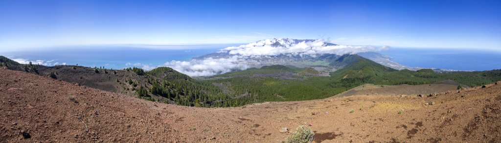 Abstieg vom Pico Birigoyo (1808m) mit Blick auf die Caldera de Taburiente sowie die Ortschaften von Los Llanos, El Paso und Santa Cruz, La Palma, Kanarische Inseln, Februar/März 2018.