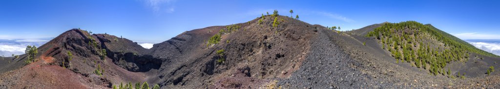 Am Mirador Volcan Martin in einem Sattel zwischen seinem Gipfel und dem Montana de los Faros (1610m) bietet sich ein beeindruckender Blick in den zerborstenen Krater des Vulkans mit seinem 1529m hohen Nebengipfel und dem rechts gelegenen 1597m hohen Hauptgipfel des Volcan Martin, La Palma, Kanarische Inseln, Februar/März 2018.