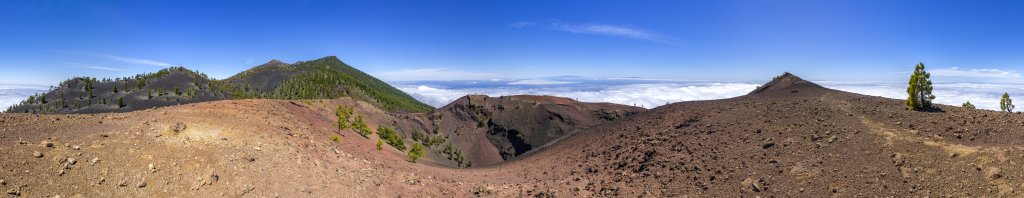 360-Grad-Panorama am Kraterrand des Volcan Martin kurz vorm Erreichen des Gipfels auf 1597m Höhe und mit Blick auf die benachbarten Montana de los Faros (1610m) und Montana Negra (1786m), La Palma, Kanarische Inseln, Februar/März 2018.