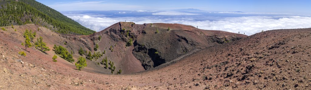 Krater des Volcan Martin (1597m) mit der gegenüberliegenden Rippe des Nebengipfels (1529m) und vor dem Hintergrund von Teneriffa mit dem schneebedeckten Teide (3718m) und La Gomera, La Palma, Kanarische Inseln, Februar/März 2018.