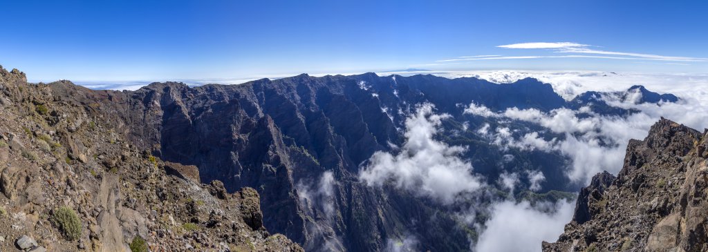 Blick vom Mirador des Roque de los Muchachos (2426m) in die Tiefen der Caldera de Taburiente, La Palma, Kanarische Inseln, Februar/März 2018.