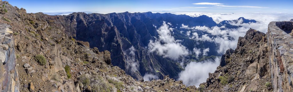 Blick vom Mirador des Roque de los Muchachos (2426m) in die Tiefen der Caldera de Taburiente, La Palma, Kanarische Inseln, Februar/März 2018.
