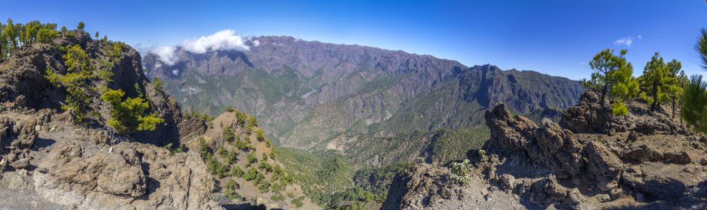 An der Weggabelung, wo die beiden Aufstiegswege auf den Pico Bejenado (1854m) vom Mirador de los Cumbrecita und von der Calle Valencia zusammentreffen, hat man erstmalig einen tiefen Blick in die Caldera de Taburiente und auf den gegenüber bis zu 2400m hoch aufragenden Kraterrand der Caldera, La Palma, Kanarische Inseln, Februar/März 2018.