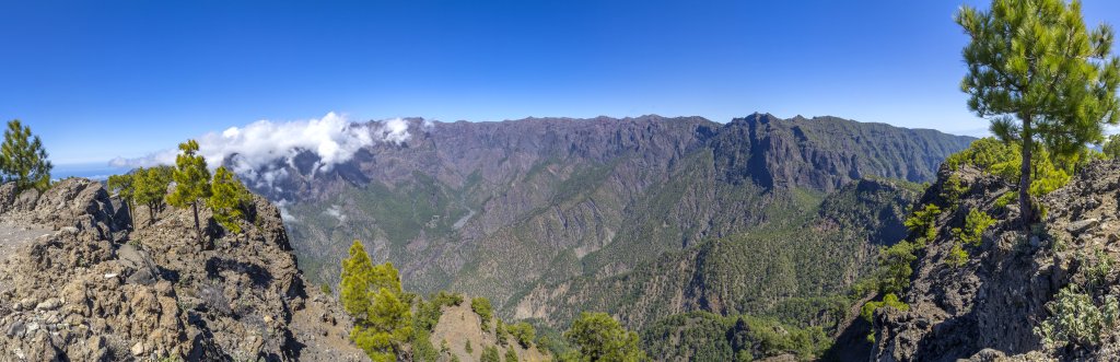 Panorama am Vorgipfel des Pico Bejenado (1854m) mit Blick auf das weite Rund des Kraterrands der Caldera de Taburiente mit dem Roque de los Muchachos (2426m), dem Pico de la Cruz (2351m), dem Pico de la Nieve (2321m) und dem PicoCorralejo (2044m). Auf der rechten Seite wird der Einschnitt der Cumbrecita auf hiesiger Seite vom Roque de los Cuervos (1603m) und auf der anderen Seite vom Punta de los Roques (2040m) begrenzt, La Palma, Kanarische Inseln, Februar/März 2018.