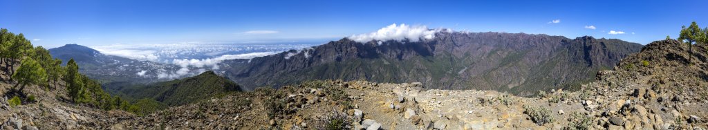 360-Grad-Panorama am Gipfel des Pico Bejenado (1854m) hoch über Los Llanos und der Caldera de Taburiente. Am Horizont rechts des Montana Negra (1786m) sieht man El Hiero, La Palma, Kanarische Inseln, Februar/März 2018.