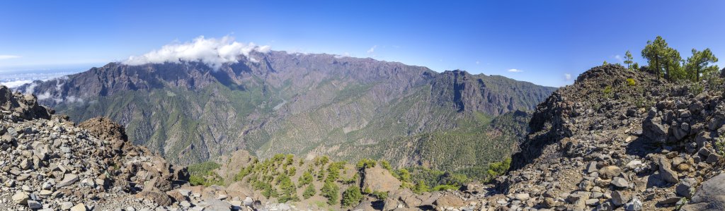 Zweireihiges Panorama mit Tiefblick am Gipfel des Pico Bejenado (1854m) hoch über der Caldera de Taburiente, La Palma, Kanarische Inseln, Februar/März 2018.