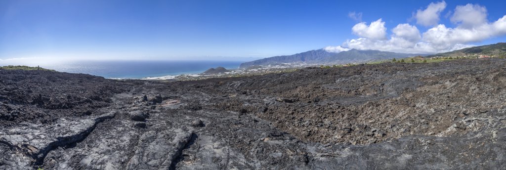 Von Juni bis Juli 1949 brach der Vulkan San Juan entlang einer 4km langen Eruptionsspalte an der Cumbre Vieja aus und erzeugte einen Lavastrom, der am Faro de Punta Lava bei der Ortschaft La Bombilla das Meer erreichte. Heute führt ein Besuchersteg über das Lavafeld vom Besucherzentrum unterhalb von San Nicholas bis zu einer begehbaren Lavaröhre / Höhle (Cueva de las Palomas), La Palma, Kanarische Inseln, Februar/März 2018.