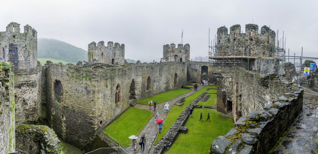 Auf Conwy Castle (1287) in Nordwales. Conwy verfügt über eine zu 90% erhaltene und begehbare mittelalterliche Stadtmauer, Wales, Großbritannien, Juni 2018.
