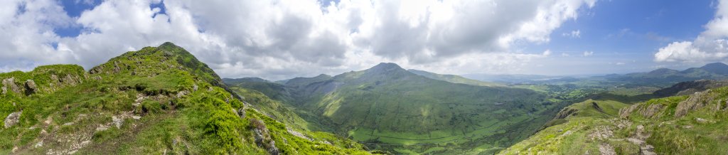 Besteigung des Cnicht (689m), des sogenannten Matterhorns von Wales, nahe der Ortschaft Croesor in Snowdonia, Wales, Großbritannien, Juni 2018.