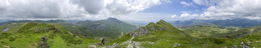 360-Grad-Panorama vom Cnicht-Nordgipfel (685m) mit Blick auf den Moelwyn Mawr (770m) und den Hauptgipfel des Cnicht (689m), Wales, Großbritannien, Juni 2018.