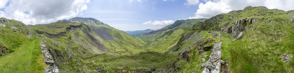 Auf der Bahntrasse der alten Schieferbahn Rhosydd Tramway hoch über dem Tal von Croesor mit dem Moelwyn Mawr (770m) auf der linken und dem Cnicht (689m) auf der rechten Seite, Wales, Großbritannien, Juni 2018.