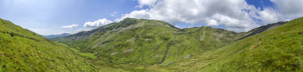 Hoch über dem von Schiefer- und Erzbergbau geprägten Tal von Croesor und vis-a-vis vom Hauptgipfel (689m) und Nordgipfel (685m) des Cnicht, Wales, Großbritannien, Juni 2018.