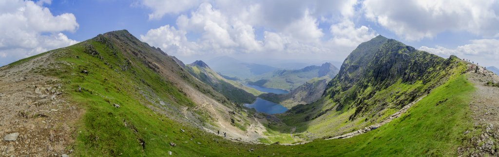 Am Sattel zwischen dem Garnedd Ugain (1065m) und dem Gipfel des Snowdon (1085m) mit Blick auf die Bergsee Glaslyn und Llyn Llydaw, Wales, Großbritannien, Juni 2018.