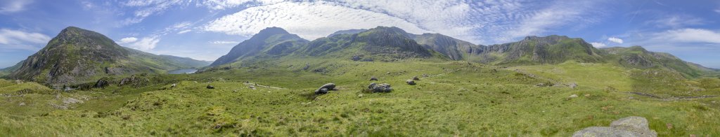 360-Grad-Panorama im Aufstieg zum Llyn Idwal mit Blick auf den Ben Yr Ole Wen (978m), Llyn Ogwen, Tryfan (918m), Glyder Fach (994m) und Glyder Fawr (1001m), Wales, Großbritannien, Juni 2018.