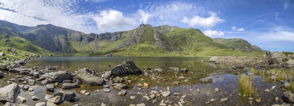 Auf der anderen Seite von Llyn Idwal führt der felsige Durchstieg von Devils Kitchen hinauf auf den Glyder Fawr (1001m), Wales, Großbritannien, Juni 2018.