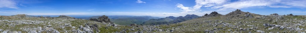 360-Grad-Panorama. Die Hochfläche von Glyder Fawr (1001m) und dem benachbarten Glyder Fach (994m) ist von vertikal geschichtetem Schiefergestein geprägt. Links vom Gipfel des Glyder Fawr ist der Snowdon (1085m) und der Garned Ugain (1065m) zu erkennen, Wales, Großbritannien, Juni 2018.
