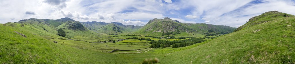 Am höchsten Punkt der Wanderung durch das Great und Little Langdale mit Blick auf die höchste Erhebung des Harrison Stickle (732m), Lake District, Großbritannien, Juni 2018.