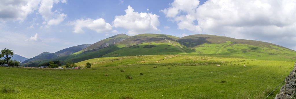 Am Ausgangspunkt der Wanderung auf den Skiddaw (931m) mit Blick auf die vorgelagerten Berge Little Man (865m), Jenkin Hill und Lonscale Fell, Lake District, Großbritannien, Juni 2018.