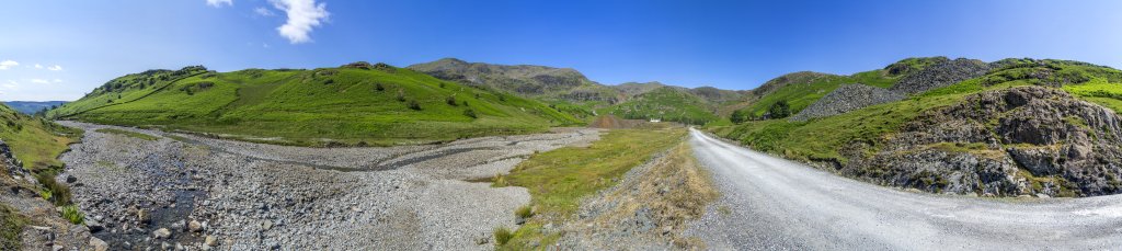 Die Tour auf den Old Man of Coniston (803m) und den Swirl How (802m) beginnt in einem von altem Kupferbergbau geprägten Tal, das vom Levers Water Beck durchflossen wird, Lake District, Großbritannien, Juni 2018.