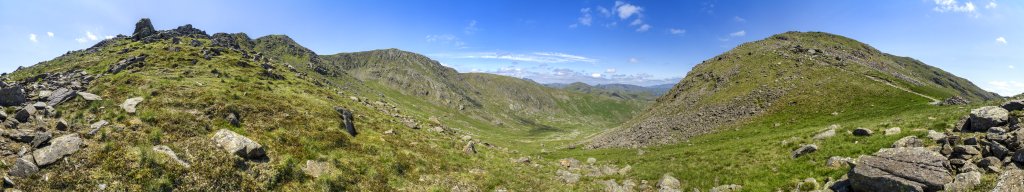 Im Sattel zwischen Swirl Howe (802m) und Great Carrs (785m) auf der linken Seite sowie dem Wetherlam (763m) auf der Rechten, Lake District, Großbritannien, Juni 2018.