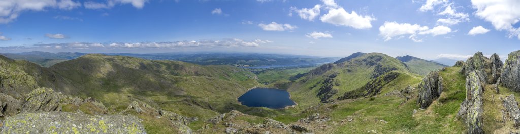 Blick vom Great How Cragg (769m) auf Levers Water, Coniston Lake, den Old Man of Coniston (803m) und den vorgelagerten Brim Fell (796m), Lake District, Großbritannien, Juni 2018.