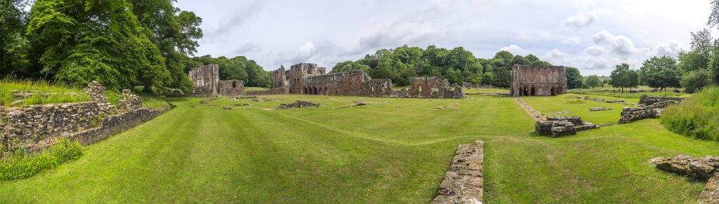 Ruinen des auf das Jahr 1124 zurück gehenden Zisterzienserklosters von Furness Abbey bei Barrow-in-Furness im südlichen Lake District, Lake District, Großbritannien, Juni 2018.
