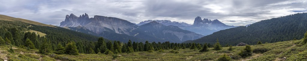 Der Höhenweg von der Bergstation Raschötz zur Brogleshütte (2045m) bietet ein erstklassiges Dolomiten-Panorama mit Blick auf den Sass Rigais, die Geisler-Spitzen, die Seceda, Sella-Stock sowie Lang- und Plattkofel, Innerraschötz, Südtirol, Oktober 2019.