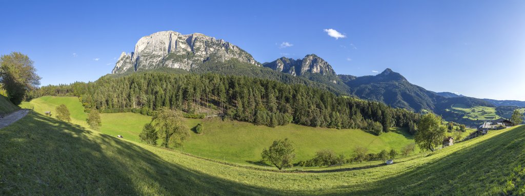 Blick auf das langgestreckte Massiv des Schlern (2448m), Hammerwand und Völseggspitze (1834m) oberhalb der Ortschaft Völs Am Schlern, Schlern, Südtirol, Oktober 2019.