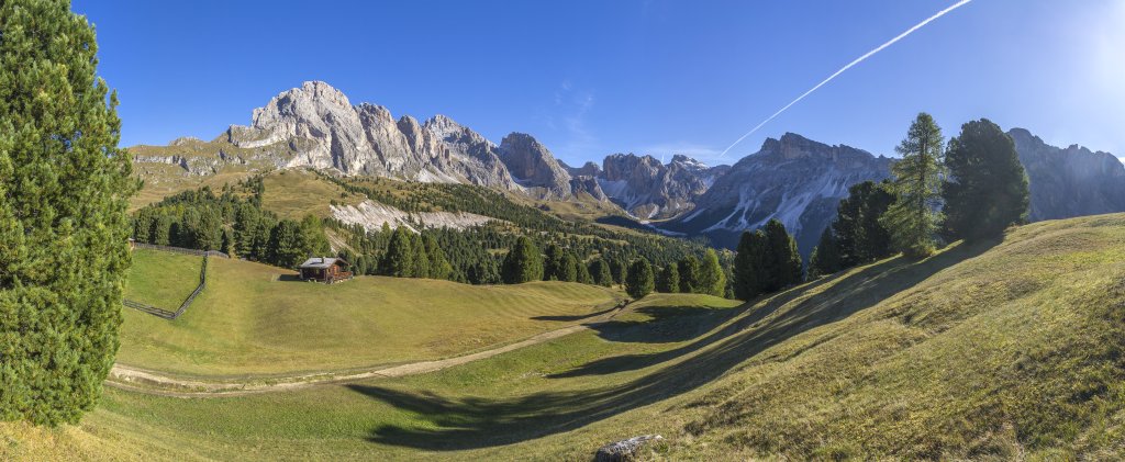 Gleich an der Bergstation der Bergbahn nach Col Raiser (2058m) bietet sich dieses beeindruckende Bergpanorama über die Dolomitentürme der Seceda, Fermeda, der Geislerspitzen, Sass Rigais, Furchetta, Piz Duleda, Col da la Pieres und Monte Stevia, Puetz-Geisler-Gruppe, Südtirol, Oktober 2019.