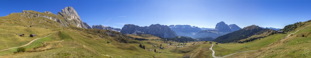 Panorama kurz vor der Troier Alm (2271m) und unterhalb der Fermeda (2873m) mit Blick auf Col da la Pieres, Monte Stevia, Sellastock, Lang- und Plattkofel und den Monte Pic, Puetz-Geisler-Gruppe, Südtirol, Oktober 2019.