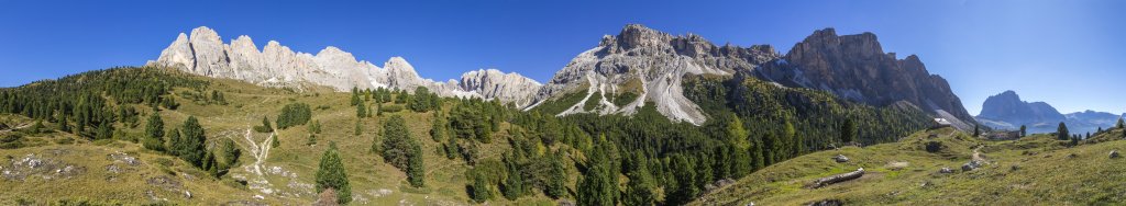 An der Regensburger Hütte (2037m) genießt man das volle Dolomiten-Panorama mit Blick auf Seceda, Fermeda, Geislerspitzen, Sass Rigais, Furchetta, Torkofel, Col da la Pieres und Monte Stevia mit dem Lang- und Plattkofel im Hintergrund, Puetz-Geisler-Gruppe, Südtirol, Oktober 2019.