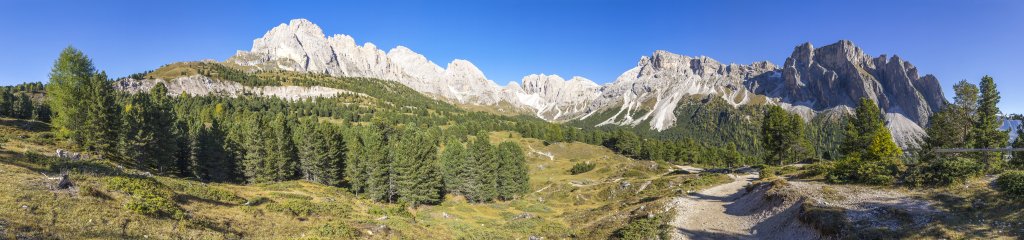 Rückblick auf dem Weg von der Regensburger Hütte zur Bergstation von Col Raiser auf das langgestreckte Dolomitenmassiv der Geislerspitzen (2832m) und Sass Rigais (3025m) mit dem Col da la Pieres (2750m) und dem Monte Stevia (2555m) auf der rechten Seite, Puetz-Geisler-Gruppe, Südtirol, Oktober 2019.