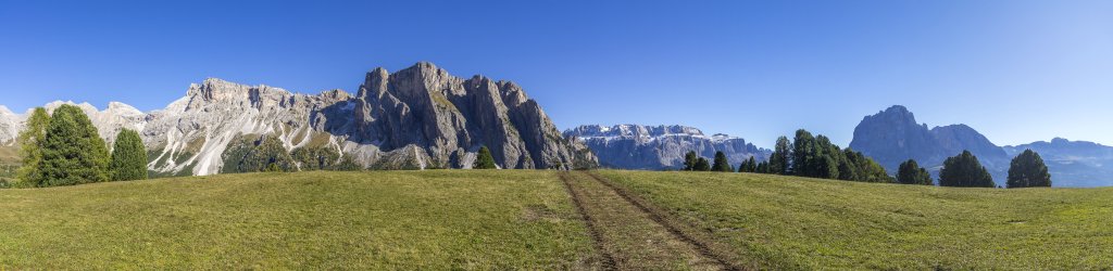 Nach einem perfekten Bergtag an der Bergstation von Col Raiser ein letztes Bergpanorama mit Blick auf Col da la Pieres (2750m), Monte Stevia (2555m), die Sella mit dem Piz Boe (3152m) sowie den Lang- und Plattkofel (3181m / 2958m) am Ostrand der Seiseralm, Puetz-Geisler-Gruppe, Südtirol, Oktober 2019.